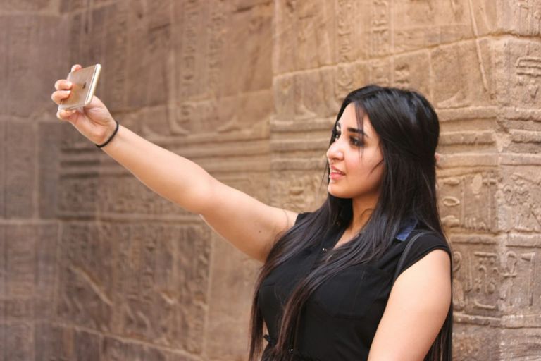 الممثلة المغربية جيهان خليل خلال الجولة السياحية