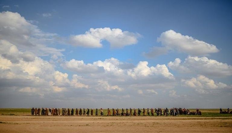 عناصر من داعش بعد تسليم نفسها لقوات سوريا الديمقراطية عناصر من الجيش السوري - أرشيفية
