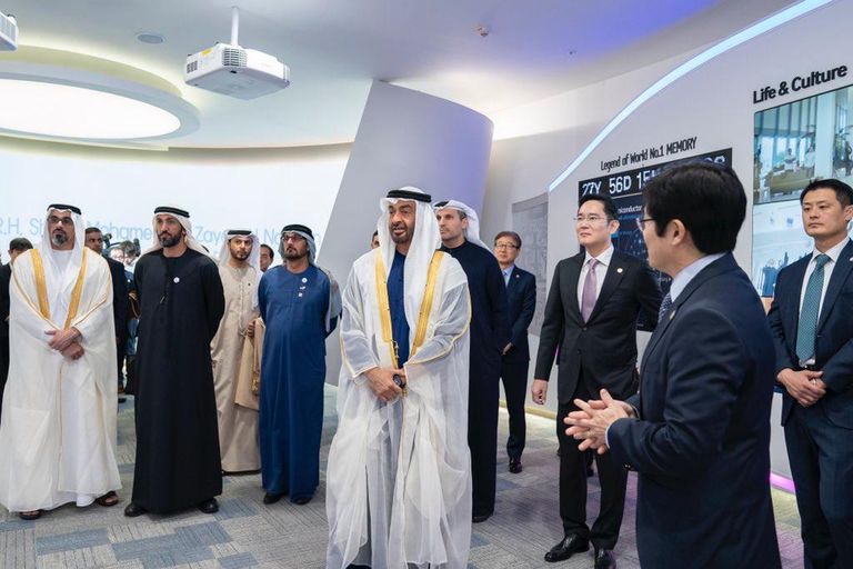 الشيخ محمد بن زايد آل نهيان خلال زيارته إلى كوريا الجنوبية