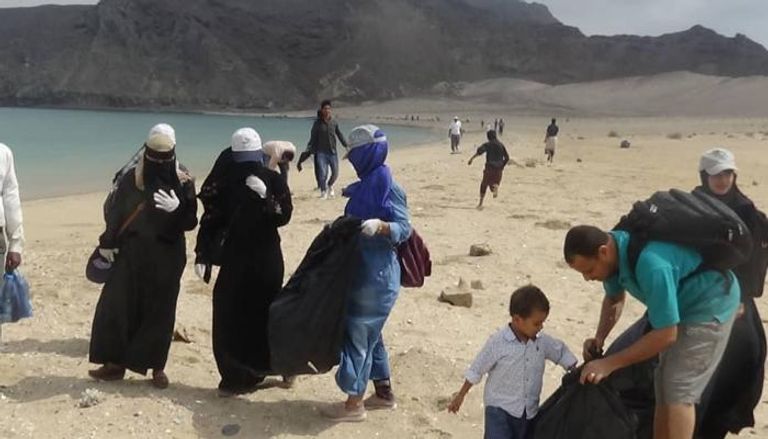 متطوعون في شواطئ مدينة عدن اليمنية