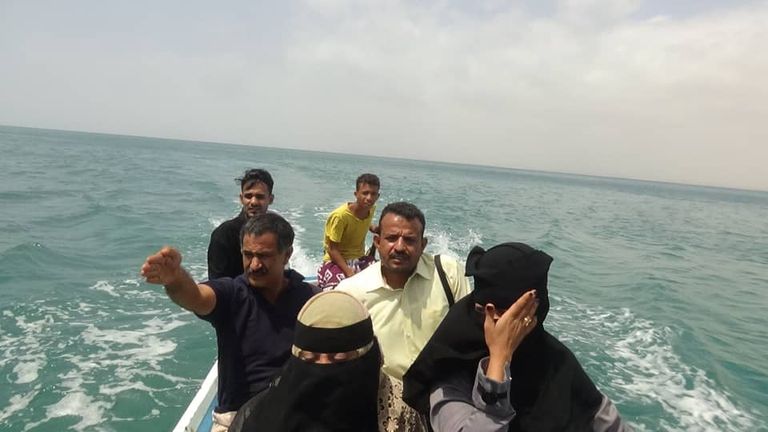 متطوعون في شواطئ مدينة عدن اليمنية