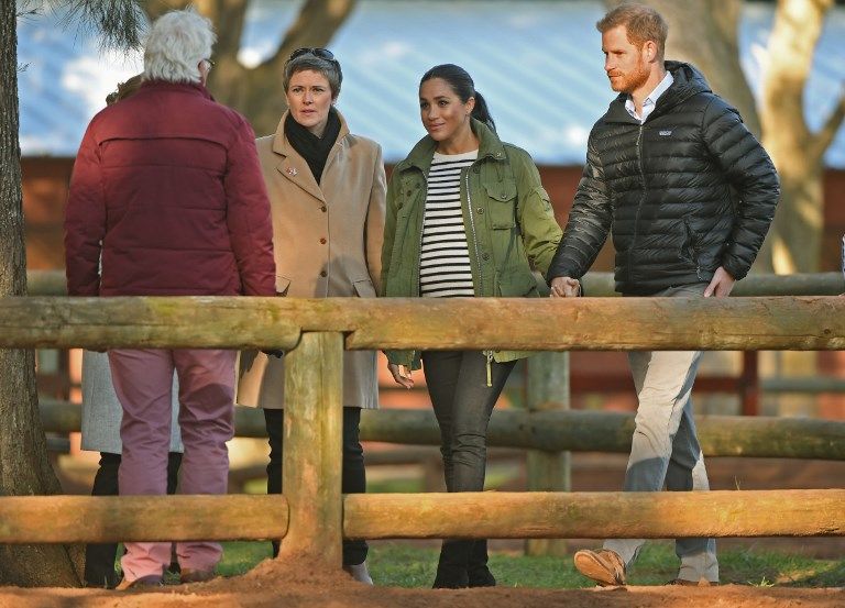 الأمير هاري وزوجته ميجان مع خيول المركز الملكي بالمغرب