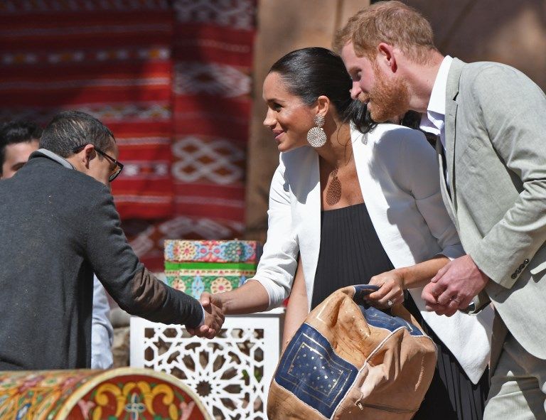الأمير هاري وزوجته ميجان مع خيول المركز الملكي بالمغرب