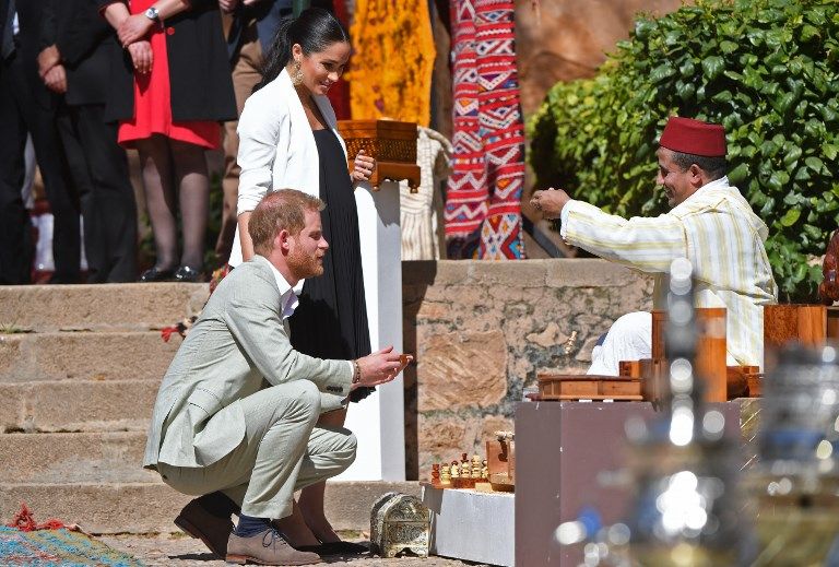 الأمير هاري وزوجته ميجان مع خيول المركز الملكي بالمغرب