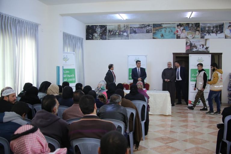 أثناء توزيع مسؤولي سفارة الإمارات المساعدات على اللاجئين السوريين