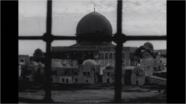 قهوة زعترة مسرحية فلسطينية تسافر بالجمهور 