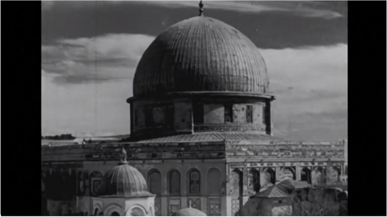 قهوة زعترة مسرحية فلسطينية تسافر بالجمهور 