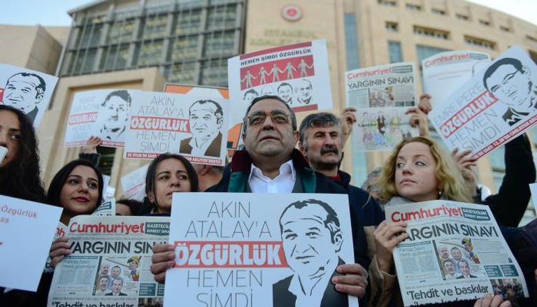احتجاج صحفيين بصحيفة الجمهورية التركية في أكتوبر 2017 بعد اعتقال زملاء لهم - رويترز