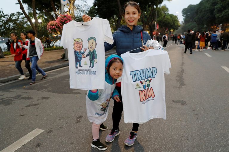 حاملات مفاتيح في هانوي عليها صورتا ترامب وكيم