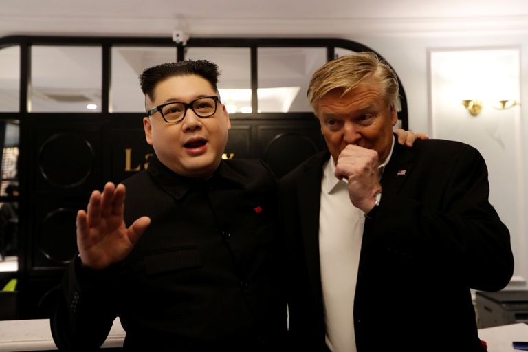 حاملات مفاتيح في هانوي عليها صورتا ترامب وكيم