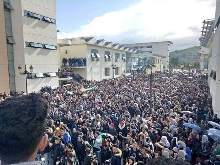 طلبة الجزائر يتظاهرون ضد الولاية الخامسة لبوتفليقة طلبة الجزائر يتظاهرون ضد ترشح بوتفليقة لولاية الخامسة