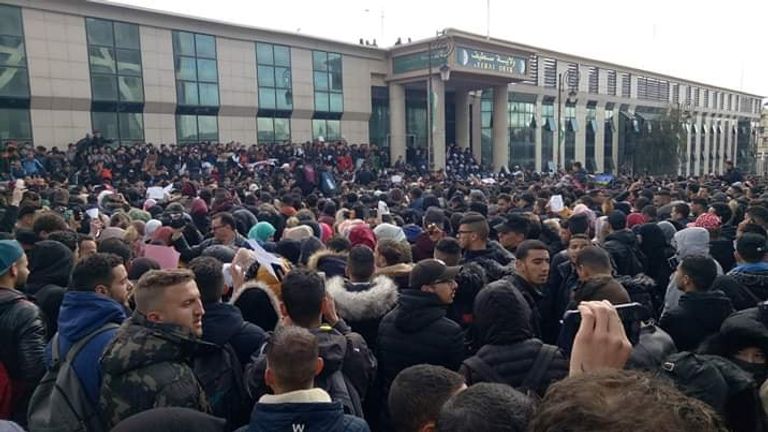 طلبة الجزائر يتظاهرون ضد الولاية الخامسة لبوتفليقة طلبة الجزائر يتظاهرون ضد ترشح بوتفليقة لولاية الخامسة