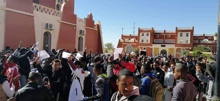 طلبة الجزائر يتظاهرون ضد الولاية الخامسة لبوتفليقة طلبة الجزائر يتظاهرون ضد ترشح بوتفليقة لولاية الخامسة