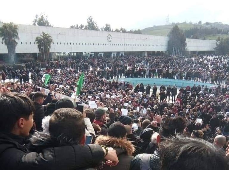 طلبة الجزائر يتظاهرون ضد الولاية الخامسة لبوتفليقة طلبة الجزائر يتظاهرون ضد ترشح بوتفليقة لولاية الخامسة