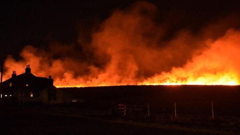 حريق ضخم في شمال بريطانيا
