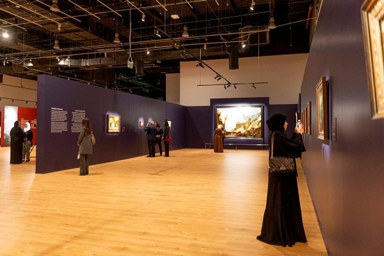 جانب من افتتاح معرض "آفاق بعيدة"