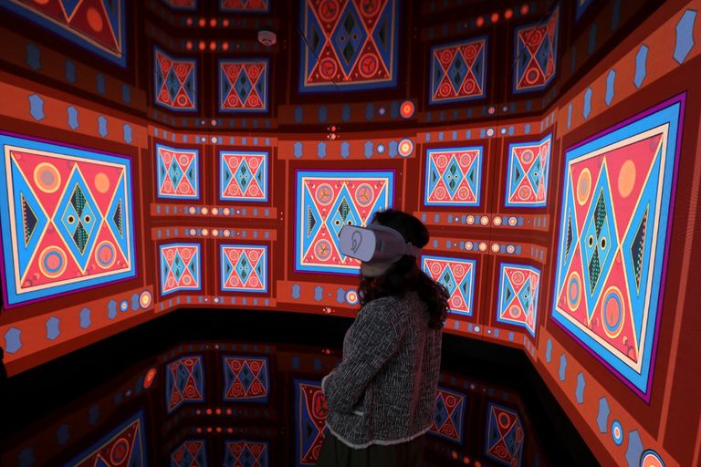 شركات المحمول تعرض هواتف جديدة قابلة للطي ولكن "ممنوع اللمس"