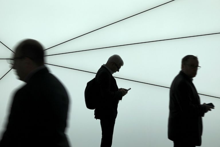 شركات المحمول تعرض هواتف جديدة قابلة للطي ولكن "ممنوع اللمس"