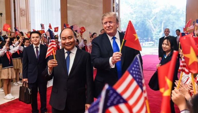 رئيس وزراء فيتنام نجوين شوان فوك يستقبل ترامب في هانوي