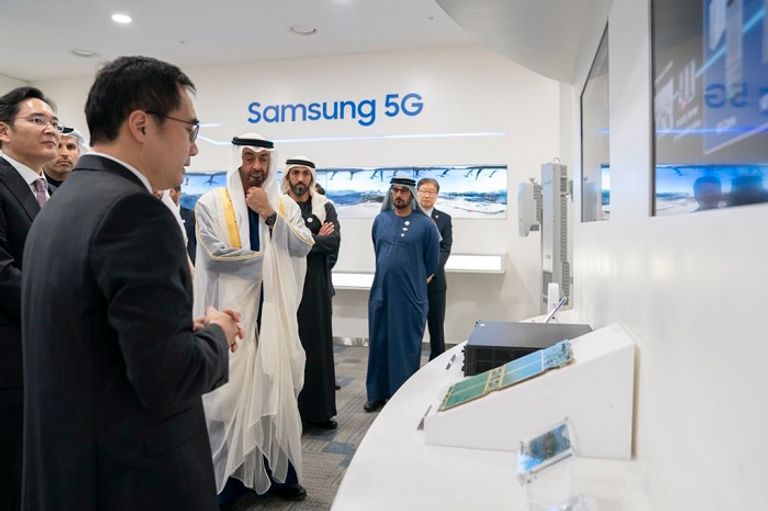 الشيخ محمد بن زايد يزور سامسونج الرئيس الكوري يستقبل الشيخ محمد بن زايد آل نهيان