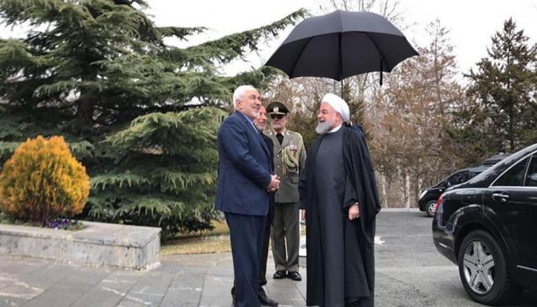ظريف مع روحاني بعد تراجعه عن استقالته