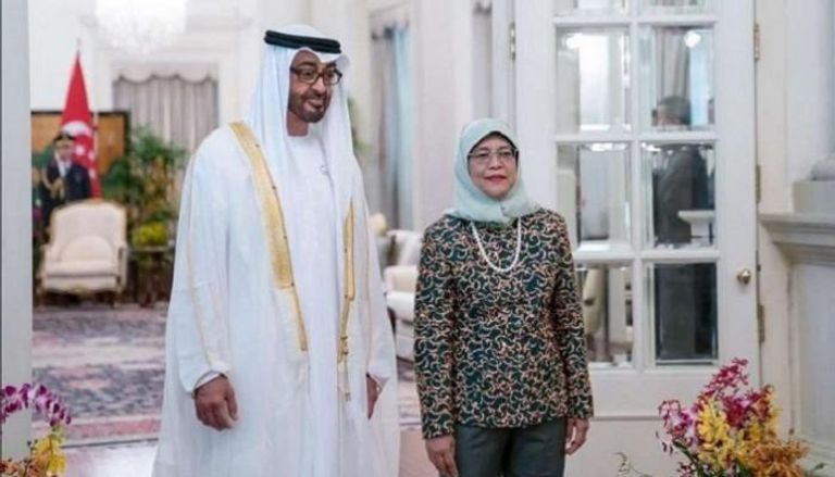 الشيخ محمد بن زايد آل نهيان ورئيسة سنغافورة في استقباله