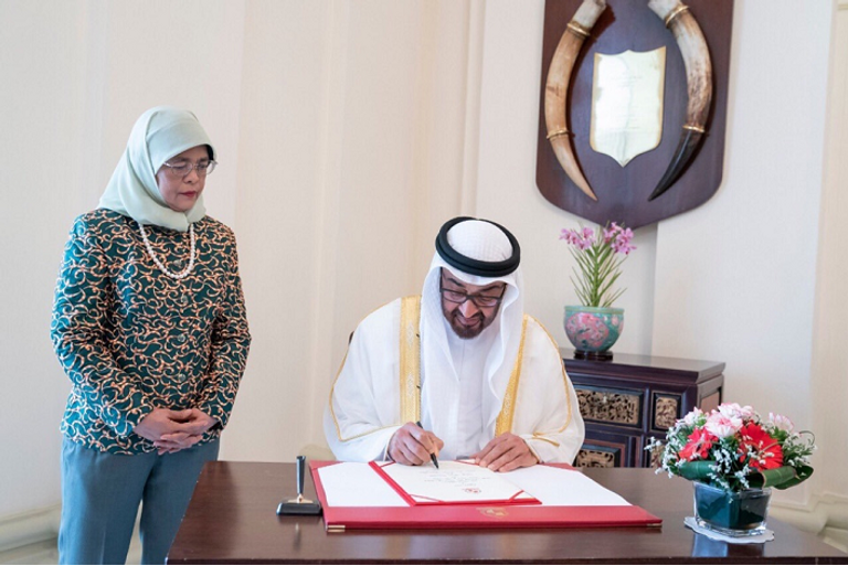 الشيخ محمد بن زايد آل نهيان ورئيسة سنغافورة في استقباله الشيخ محمد بن زايد آل نهيان ورئيسة سنغافورة في استقباله