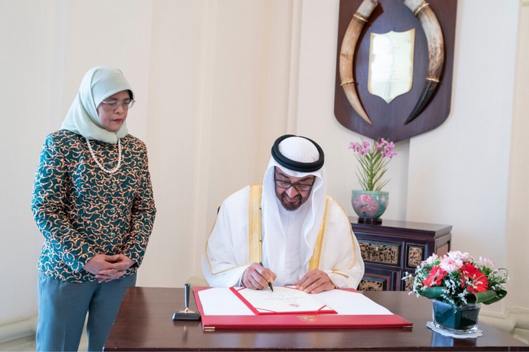 الشيخ محمد بن زايد آل نهيان يسجل كلمة في سجل كبار الشخصيات الشيخ محمد بن زايد آل نهيان والرئيسة حليمة يعقوب