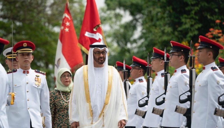 الشيخ محمد بن زايد آل نهيان ورئيسة سنغافورة في استقباله 