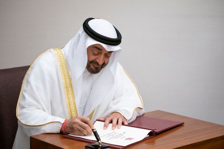 الشيخ محمد بن زايد آل نهيان في سجل كبار زوار مبنى البرلمان السنغافوري الشيخ محمد بن زايد آل نهيان مع لي هسين لونج