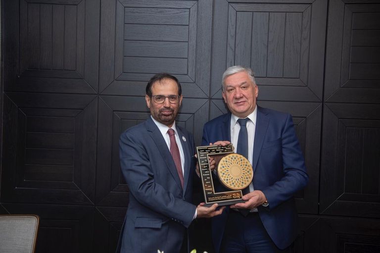 د.علي النعيمي وجدانوف لدى توقيع الاتفاقية