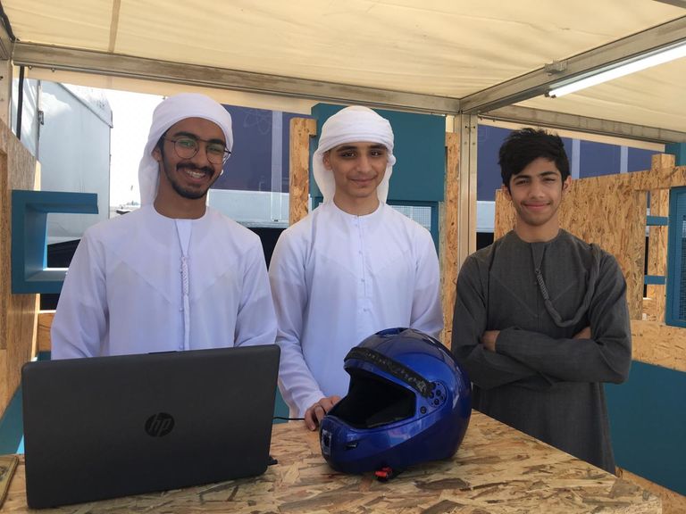 فلاح ومحمد وسلطان خلال مشاركتهم في مهرجان أبوظبي للعلوم