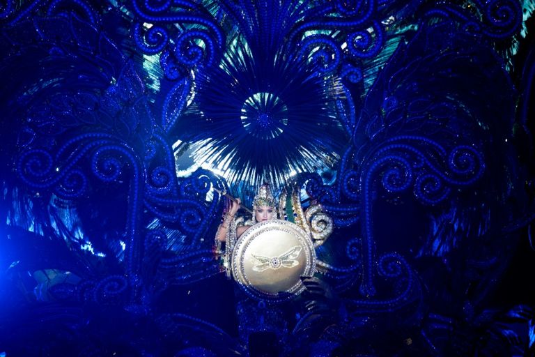 الأزياء البراقة الضخمة تزين كرنفالا تاريخيا في إسبانيا