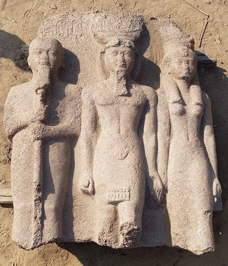 إحدى القطع الأثرية المنقولة للمتحف الكبير