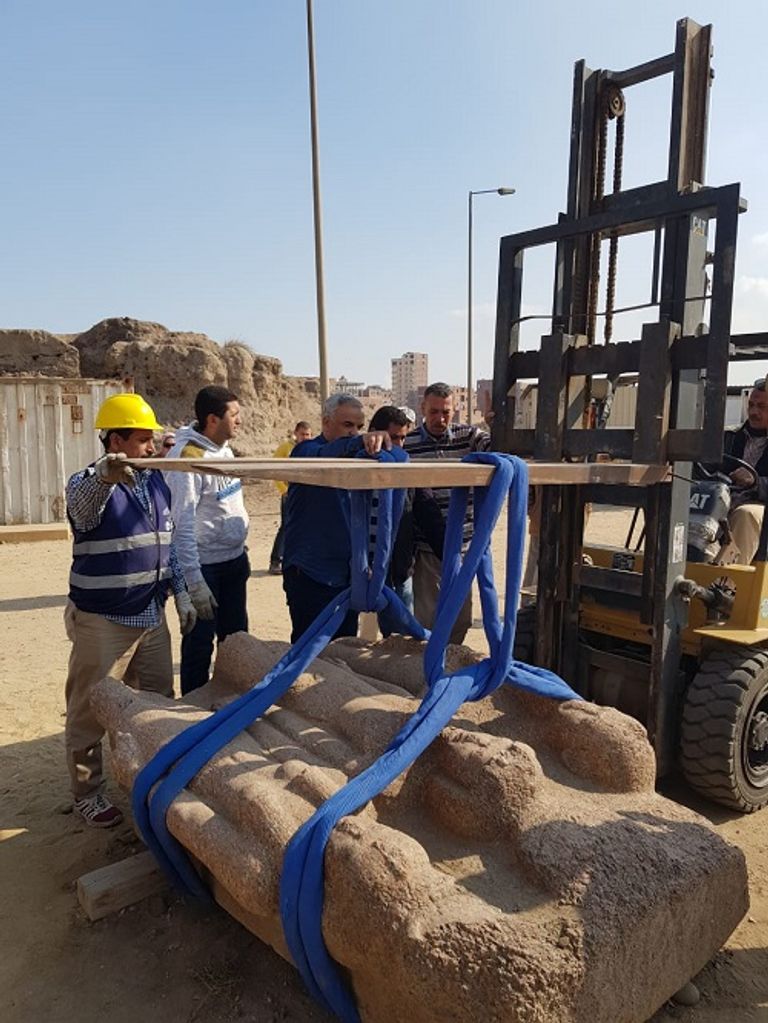 إحدى القطع الأثرية المنقولة للمتحف الكبير