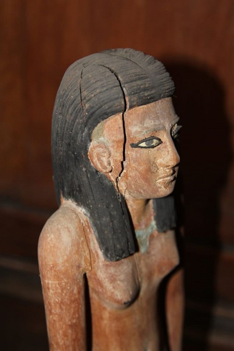 إحدى القطع الأثرية المنقولة للمتحف الكبير