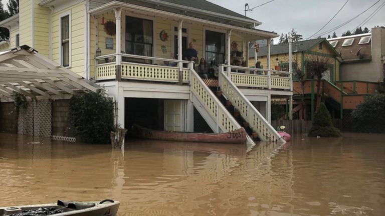 فيضان يغرق ألفي مبنى شمال كاليفورنيا