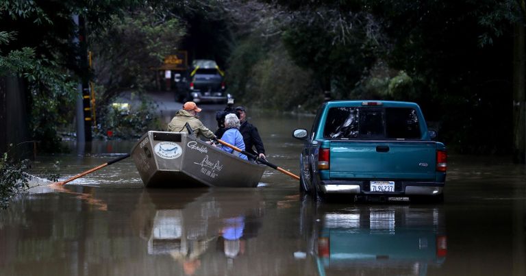 فيضان يغرق ألفي مبنى شمال كاليفورنيا