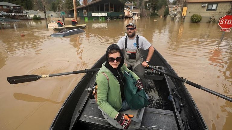 فيضان يغرق ألفي مبنى شمال كاليفورنيا