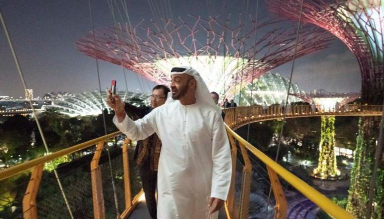 الشيخ محمد بن زايد آل نهيان خلال جولته في منتزه حدائق الخليج بسنغافورة