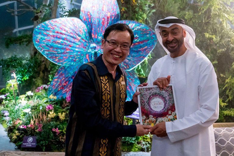 الشيخ محمد بن زايد آل نهيان خلال جولته في منتزه حدائق الخليج بسنغافورة