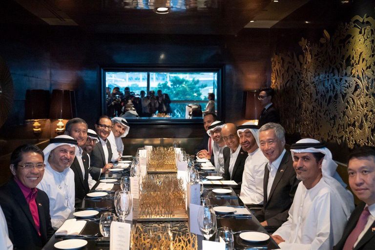 مأدبة عشاء أقامها رئيس وزراء سنغافورة تكريما للشيخ محمد بن زايد آل نهيان والوفد المرافق له الشيخ محمد بن زايد آل نهيان خلال جولته في منتزه حدائق الخليج بسنغافورة