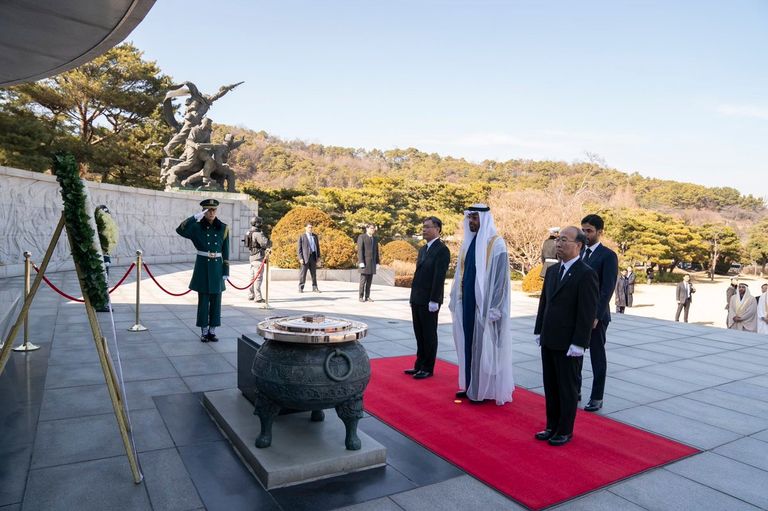 الشيخ محمد بن زايد آل نهيان يزور النصب التذكاري في "مقبرة سيؤول الوطنية" الشيخ محمد بن زايد آل نهيان ورئيس كوريا الجنوبية