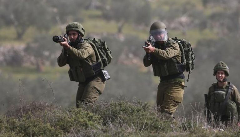 عناصر من قوات الاحتلال الإسرائيلي تطلق النار على متظاهرين فلسطينيين