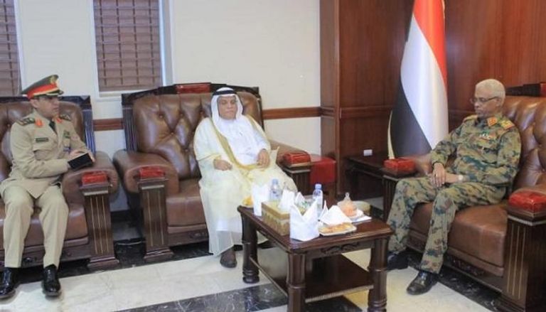 جانب من لقاء وزير الدفاع السوداني والسفير السعودي