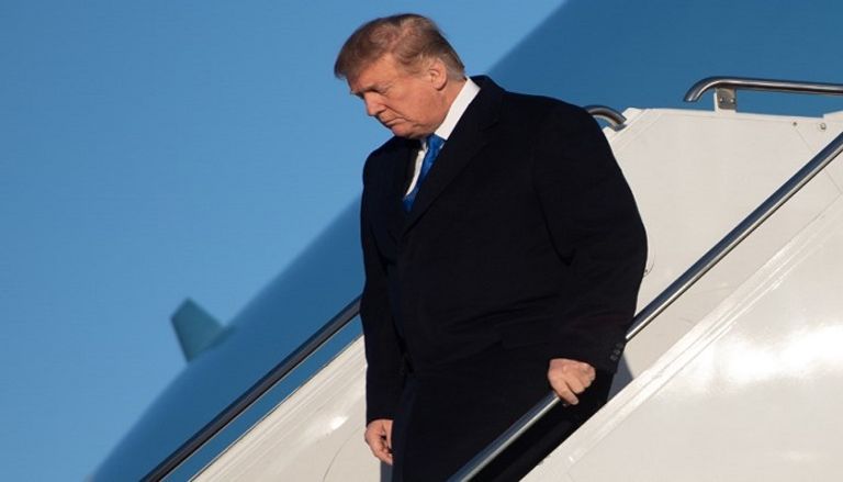 ترامب يعود من قمة هانوي ترامب وكيم خلال لقائهما في العاصمة الفيتنامية هانوي