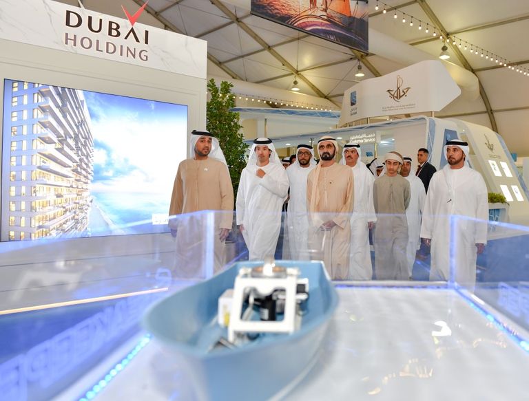 الشيخ محمد بن راشد آل مكتوم خلال زيارته للمعرض