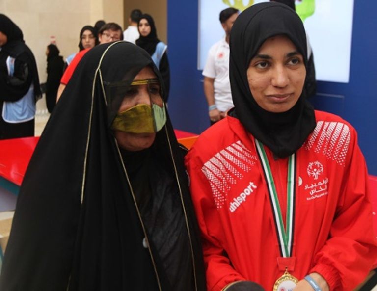 العداءة الإماراتية حمدة الحوسني مع والدتها