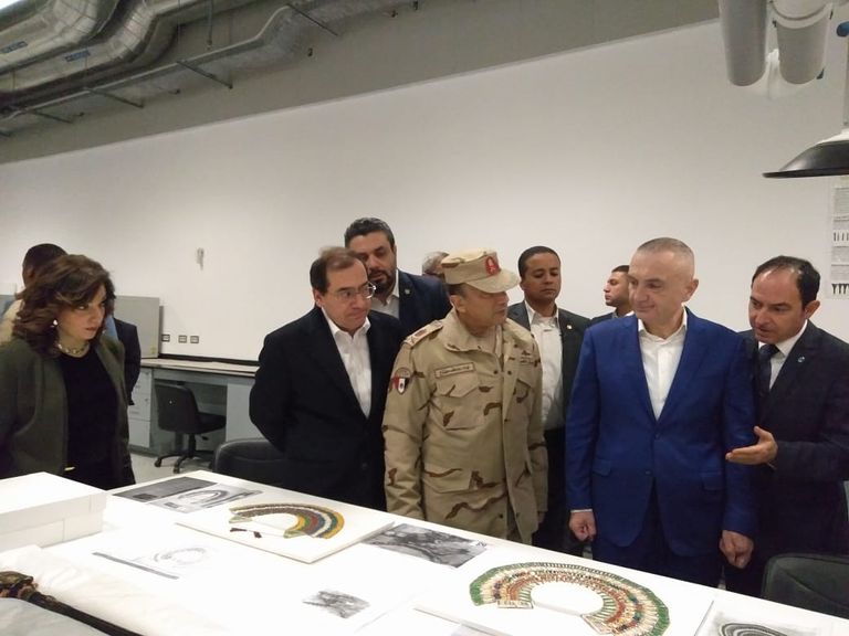 رئيس ألبانيا في منطقة أهرامات الجيزة