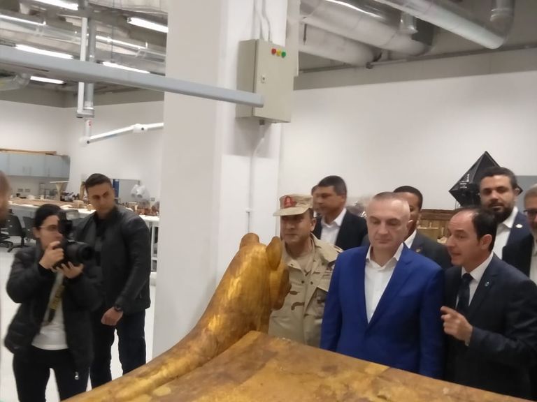 رئيس ألبانيا في منطقة أهرامات الجيزة